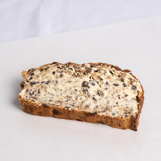 Gesneden grote plak met roomboter gesmeerd