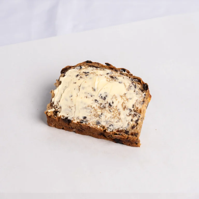 Gesneden kleine plak met roomboter gesmeerd