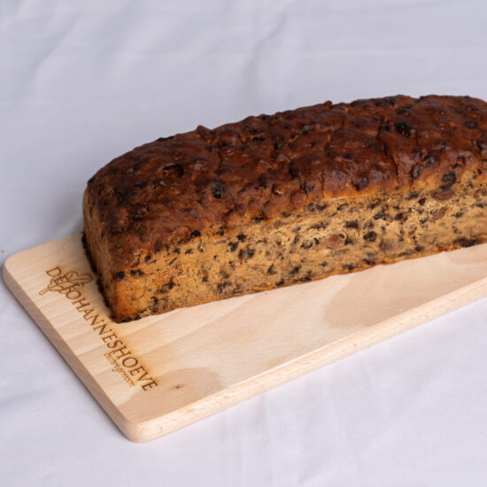 Twentse Krentenwegge met boter op snijplank incl. gegraveerd logo