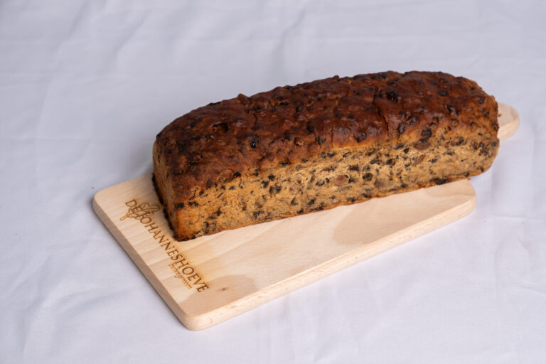 Twentse Krentenwegge met boter op snijplank incl. gegraveerd logo